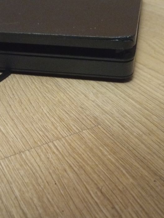 Ps4 slim em bom estado com 3 jogos