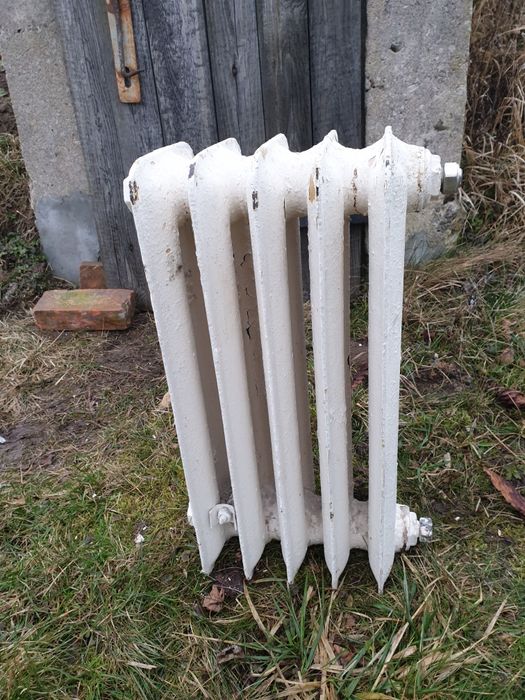 Duży i mały grzejnik żeliwny/ kaloryfery