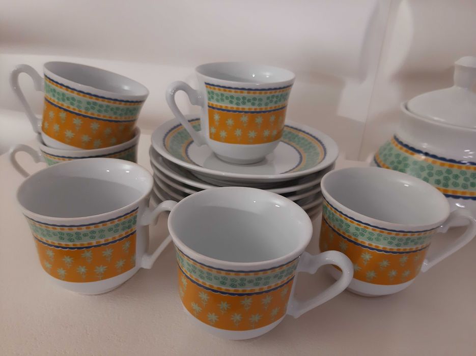 Serviço de café moderno com bule, açucareiro, leiteira e 6 chávenas