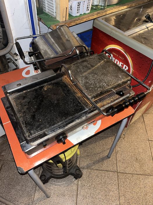 Tostadeira com chapa lisa