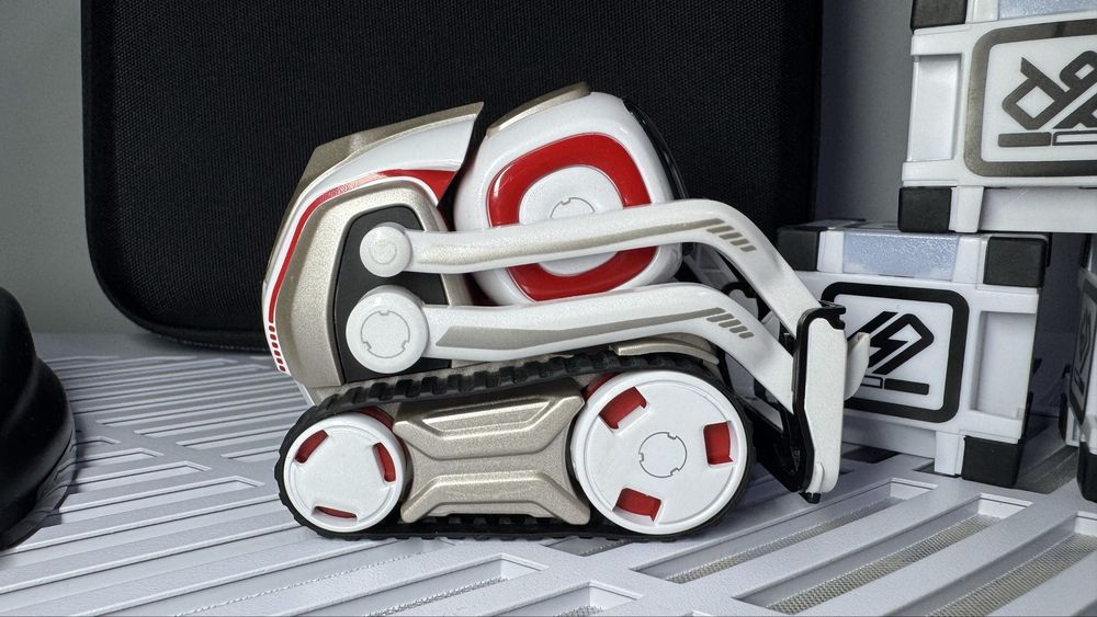 Робот Cozmo Anki - інтерактивний ШІ-компаньйон з кубиками