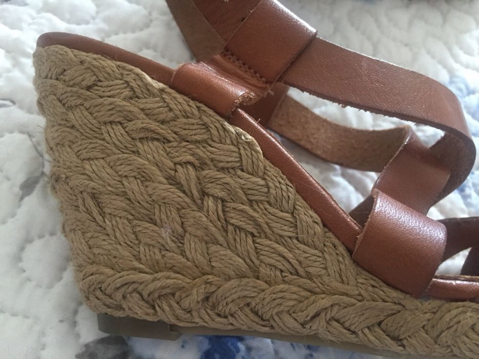 Sandálias de cunha em pele, tam. 37, novas