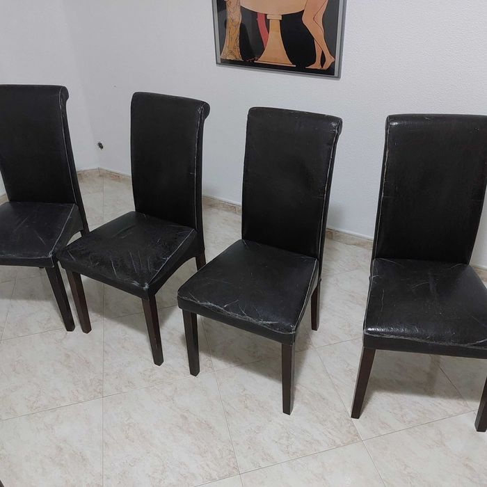 Mesa de jantar escura e cadeiras