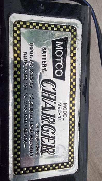 Carregador de bateria antigo (com avaria)