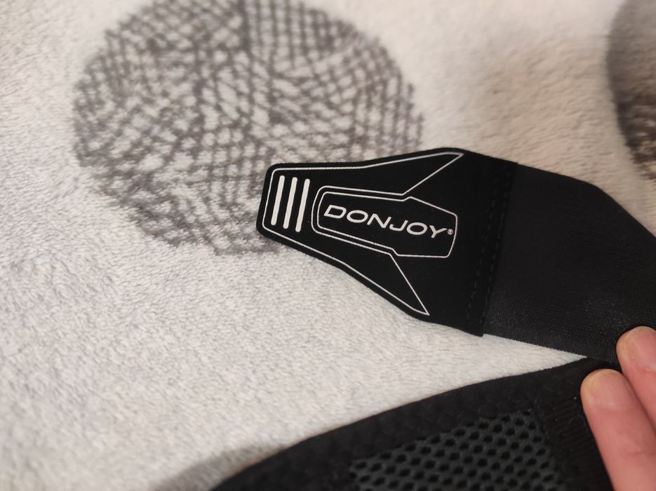 Orteza na prawy staw kolanowy DONJOY