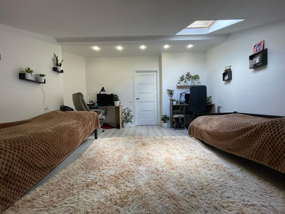 Продам 2к+ кузня студія .Озерна