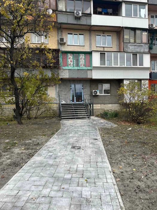 Фасадне приміщення в оренду на Березняках