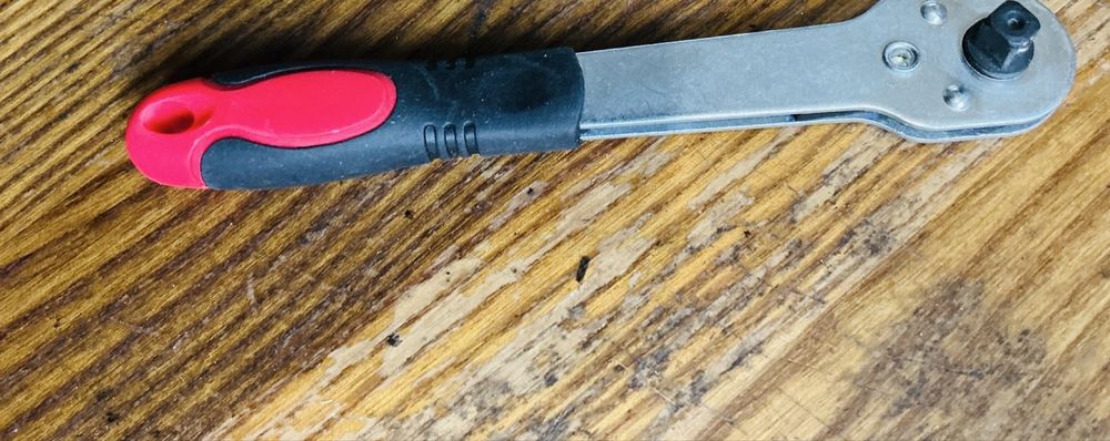 Зручна компактна трещотка 1/4 tousen нова