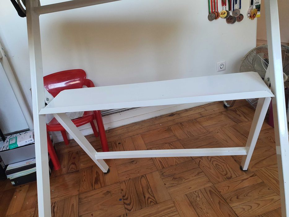 Estirador com prateleira inferior com tampa articulada, dobrável sem cadeira