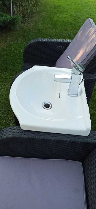 Umywalka, zlew łazienkowy biały komplet z baterią oraz syfonem.