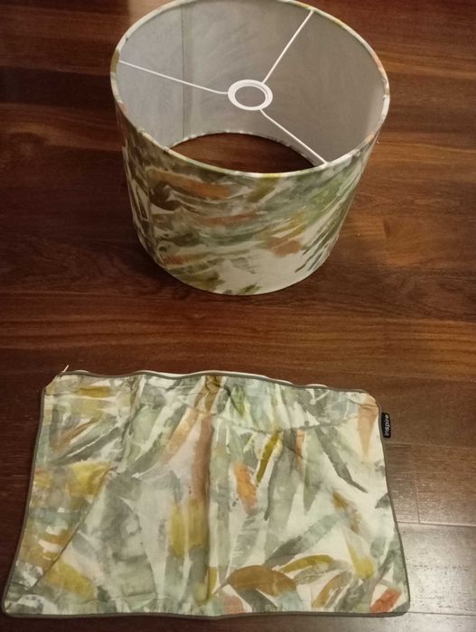 Almofada , abajur, cadeira e mesa