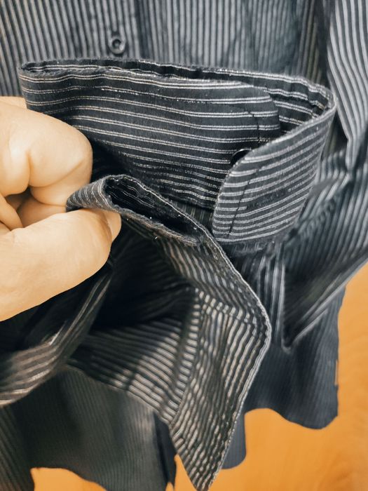 Camisa Armani Jeans - tamanho L - riscas pretas e cinza - Ótimo estado