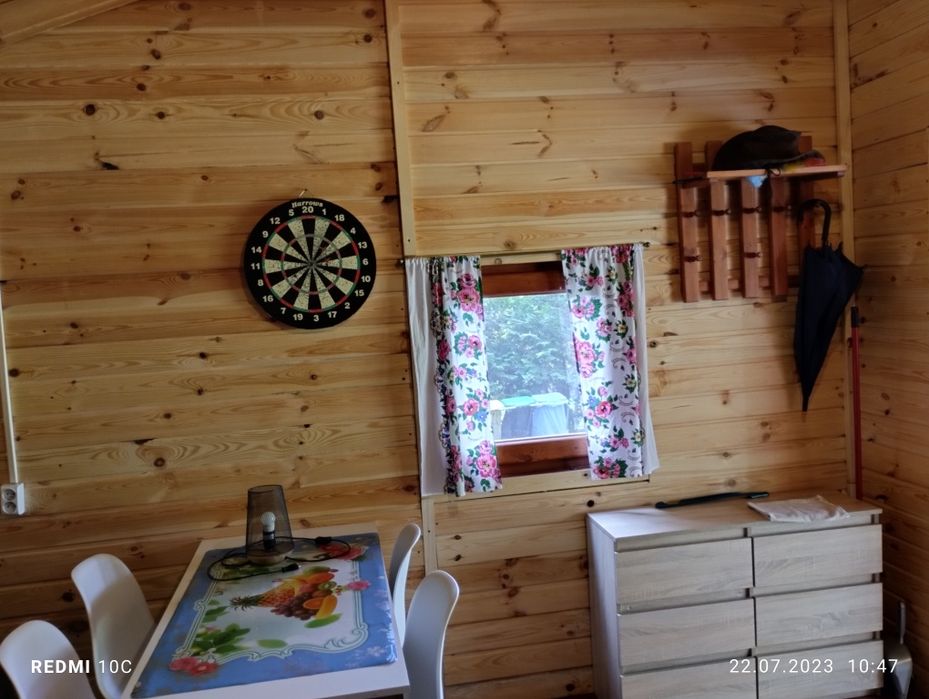 Domek nad zalewem na ogrodzonej działce.