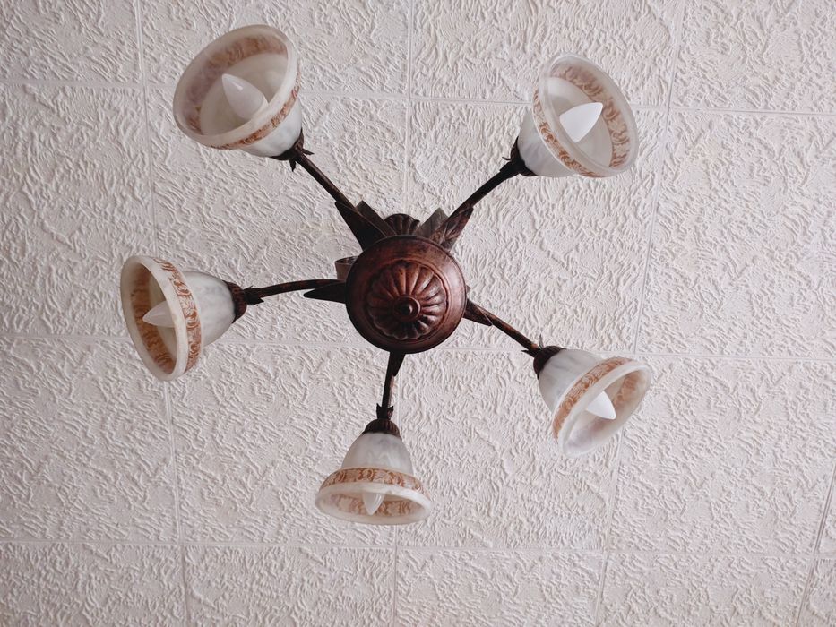 Żyrandol w starym stylu