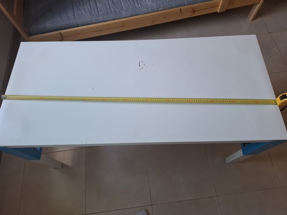Vendo secretária para criança usada com ligeiro desgaste.
