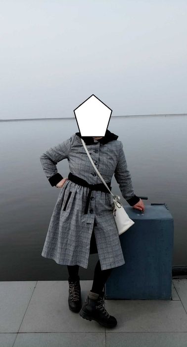 Пальто сірого кольору з капюшоном і поясом