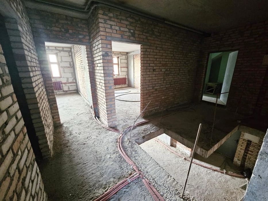 Продажа б/к 5 к.дворівневої кв. 175,5 кв.м. по вул. А.Ахматової, 13-Д