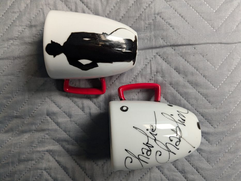 Zestaw 2 kubków z ręcznie malowanym Charlie Chaplinem