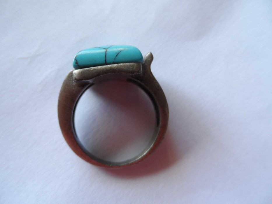 Anel de Metal com Turquesa, da PEDRA DURA