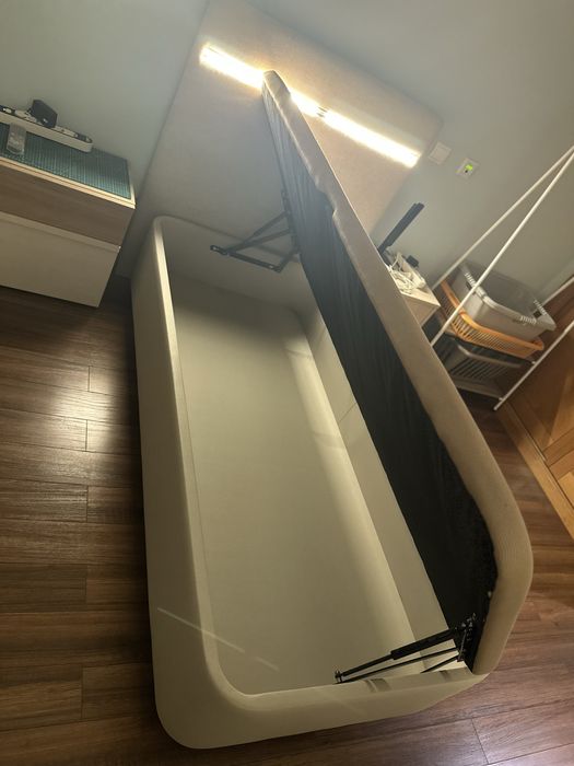 Excelente soumier individual com colchao e cabeceira eletrificada.