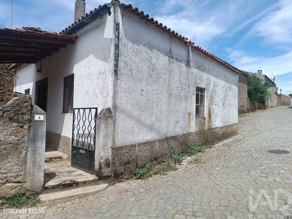 Moradia térrea T2 em Brunhozinho, Castanheira e Sanhoane de 76 m2