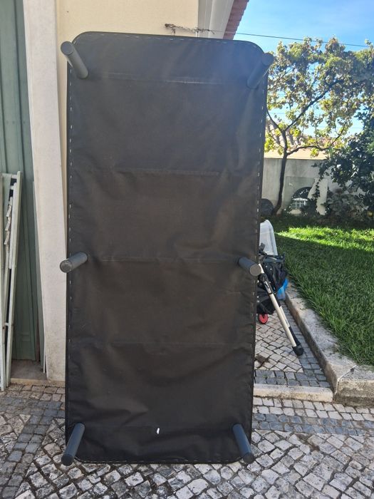 Estrado de cama com 6 pés. Estrutura em metal  e ripado em metal