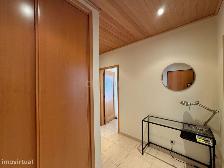 Apartamento T2 Mobilado e Equipado com Piscina e Garagem no Alto do Qu