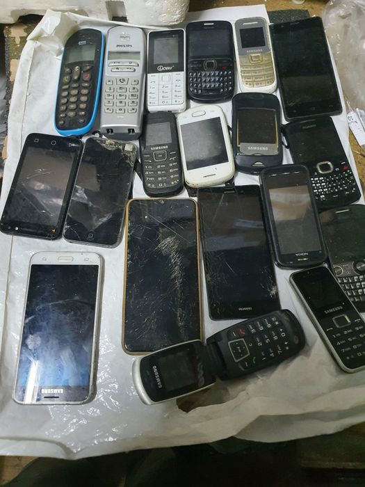 Vários telemóveis para peças