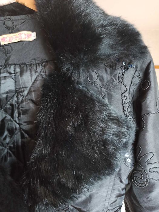 Kurtka z haftem cekinami i futerkiem 38