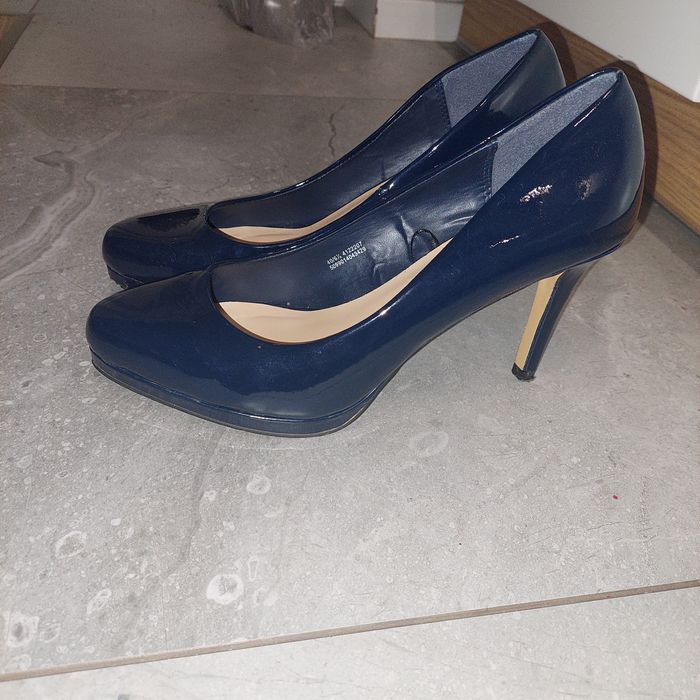 Dunnes stores. Czółenka na obcasie, granatowe, lakierowane.