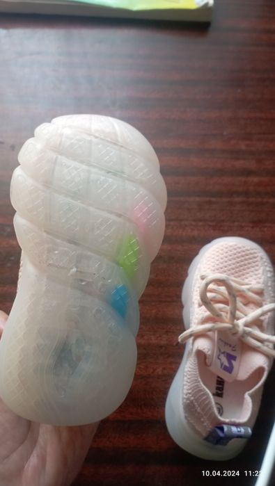 Продам  кросівки