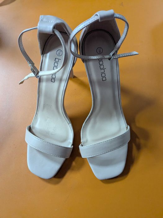 Boohoo eleganckie buty na obcasie kremowe rozm. 40