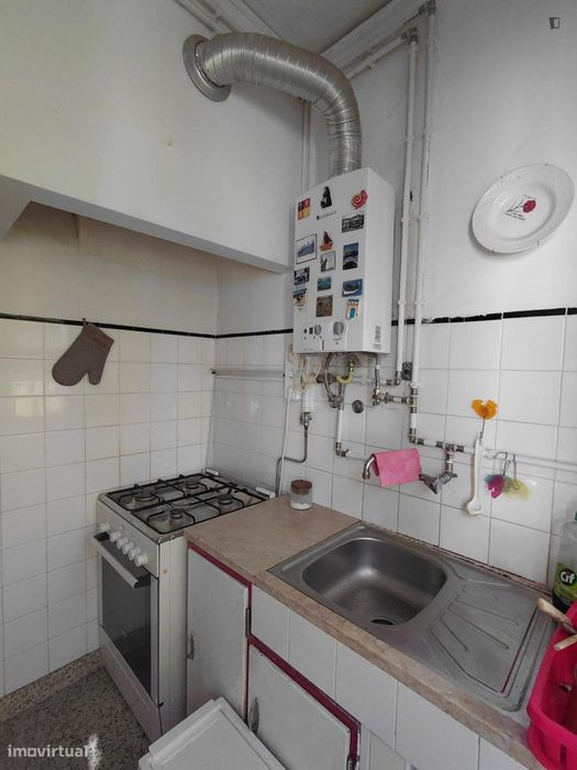 Quarto - localizado em Roma-Areeiro Lisbon