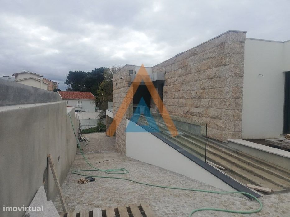 Moradia Moderna T3+1 com Piscina e Excelente Localização em São Fél...