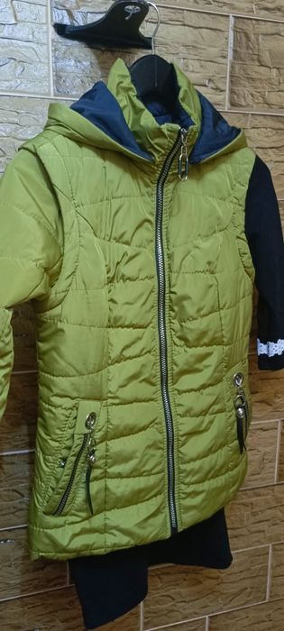 Курточка безрукавка зазначено 42р  але вона на дитину 10-13років .