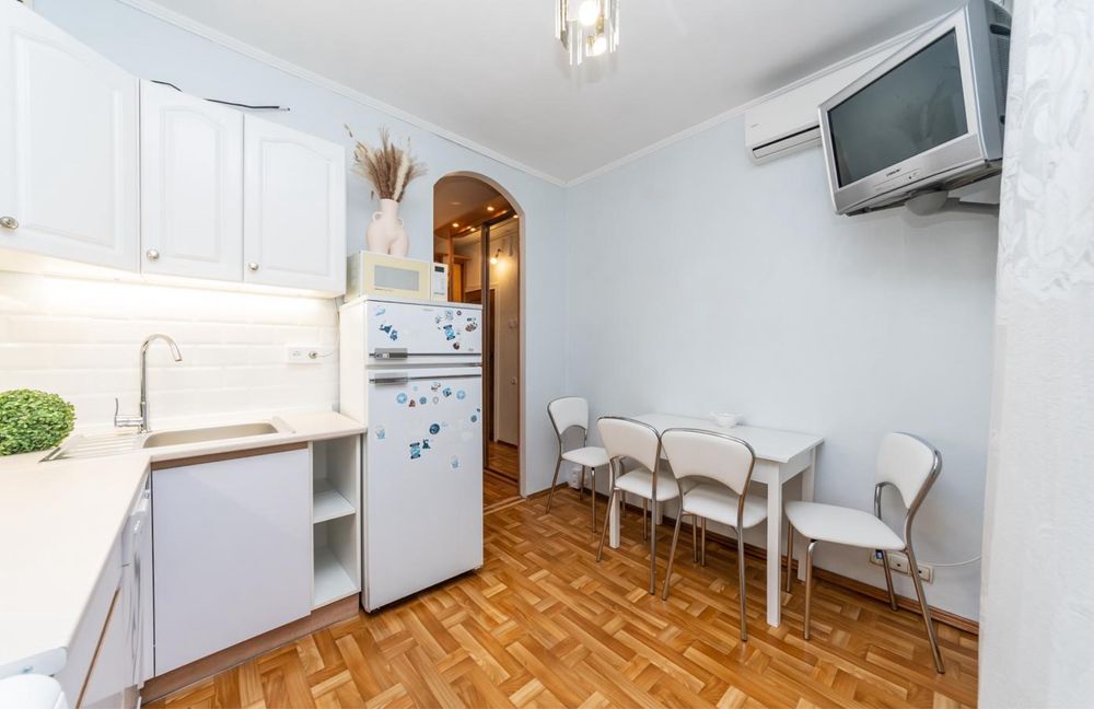 Подобово.Двукімнатна на 6 осіб.Позняки-10хв,Харьківська,Ахматової, 19