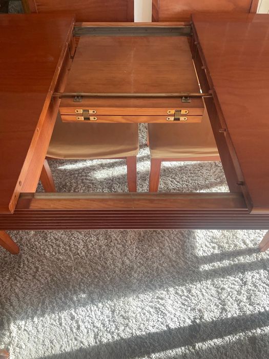 Conjunto mesa e cadeiras de madeira