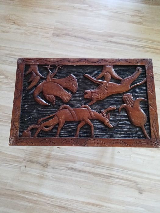 Mesa de centro em madeira com desenhos africanos