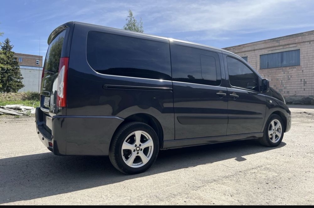 Продам сімейний , справний автомобіль