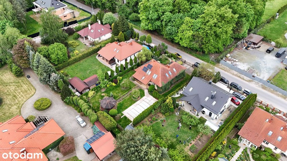 Dom wolnostojący z basenem w cichej wsi