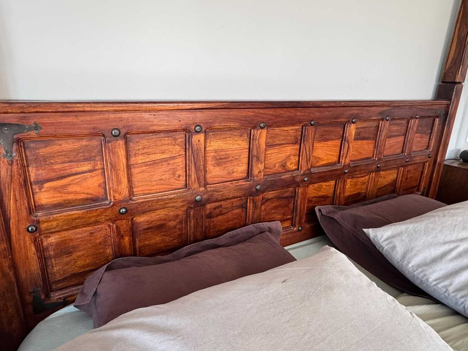 Cama de madeira maciça de design da MARINA Furniture, no Dubai