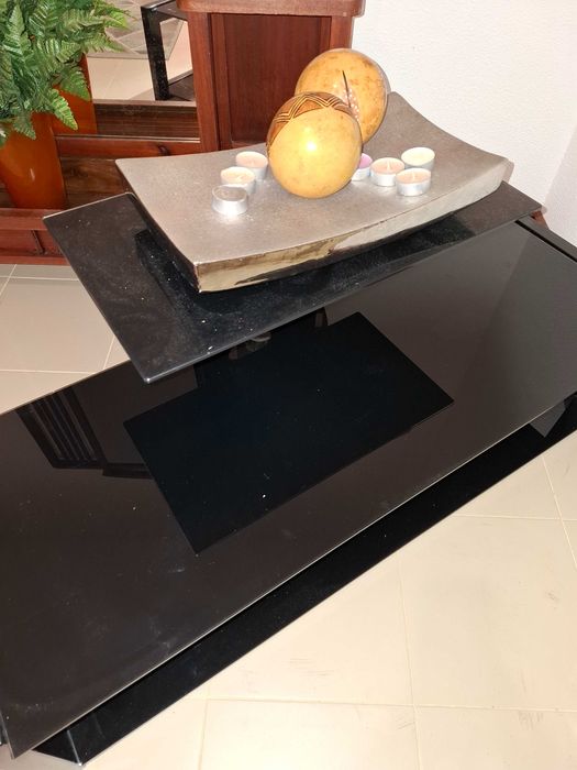 Movel baixo de televisão em vidro preto