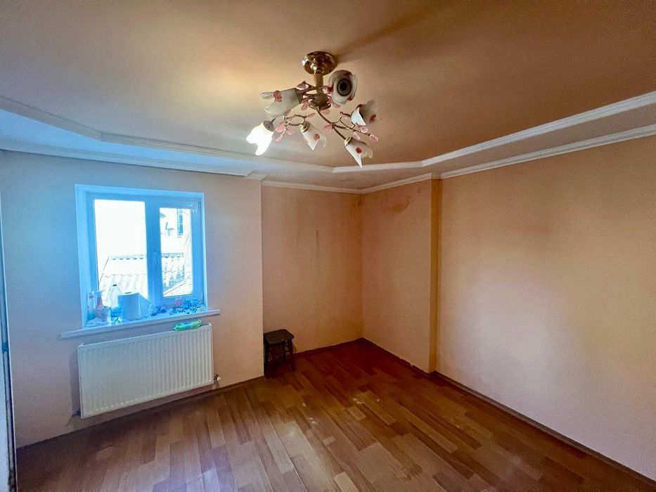 Продається 2-кімнатна квартира в самому центрі міста. Чортків