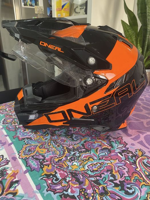 Capacete oneal laranja e preto
