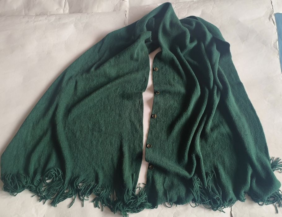 Niezwykły duży szmaragdowy szal z guzikami nowy