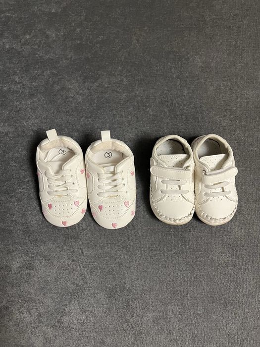 Взуття на 9-12 місяців, одні нові, інші майже нові