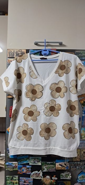 Bluzeczka biała w ozdobne kwiatuszki lekkie złocenia nowa