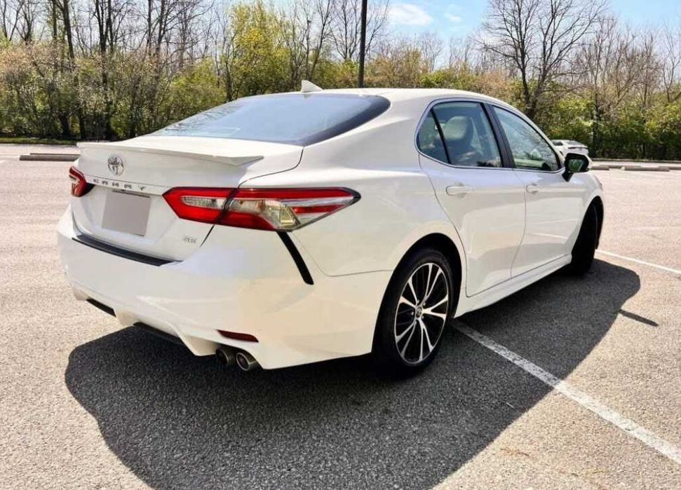 Toyota Camry 2019 року