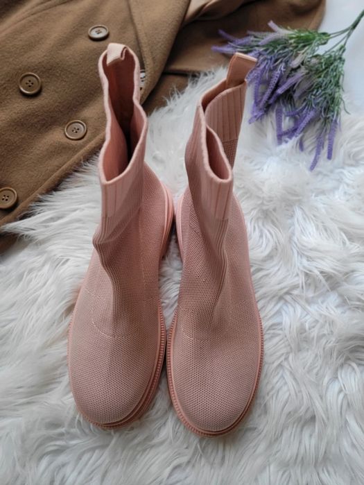 Pudrowe botki skarpetkowe wysoka cholewka sporty casual athleisure