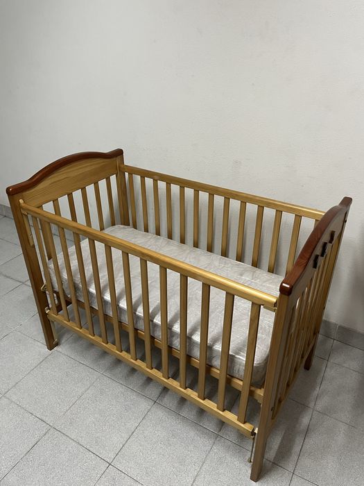 Berço/Cama de madeira Pueri + colchão (ajustável, bom estado)